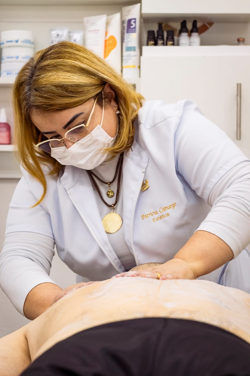 Patricia realizando um cuidado corporal em seu espaço