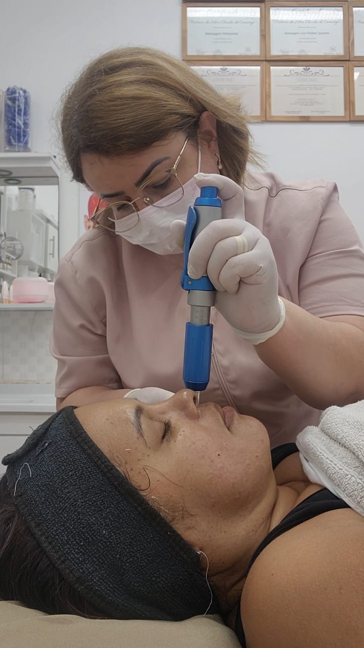 Patricia durante um atendimento facial personalizado