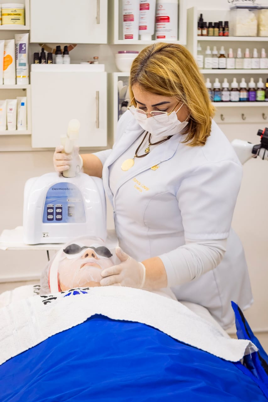 Patricia utilizando tecnologia em um atendimento facial